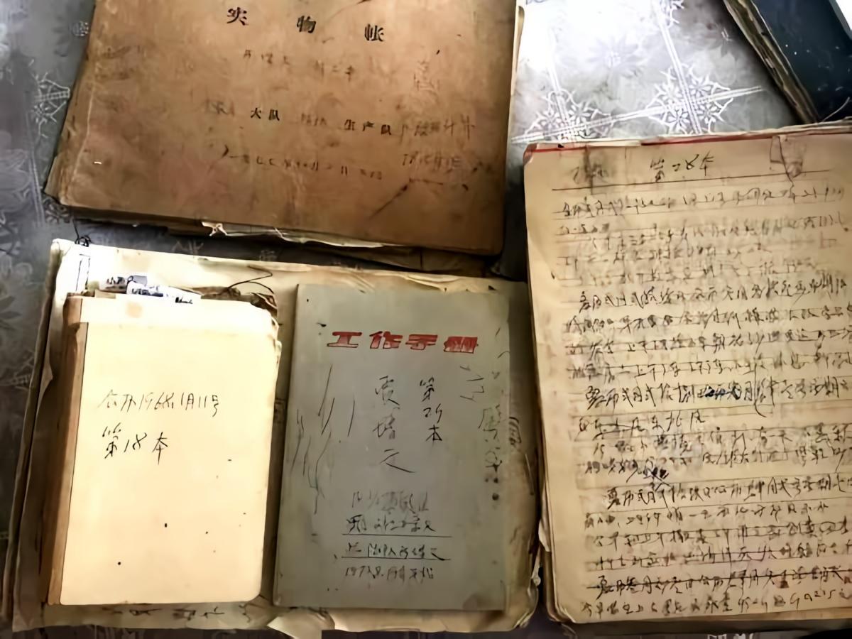 那天帮父母收拾旧物，翻出一本八十年代的记事本。纸页泛黄，父亲的字迹还很清晰：“周