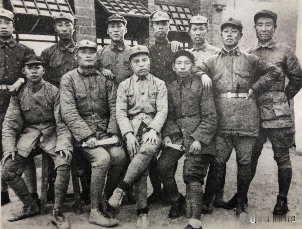 【开国功臣图片故事198】
1939年，参加闽浙赣斗争部分同志在延安合影，前排左