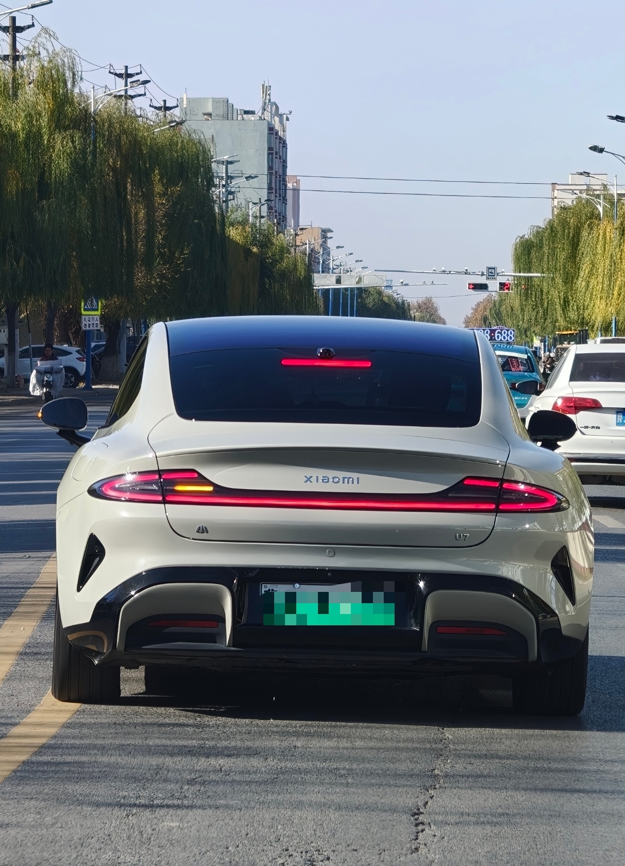 小米一款神秘新车在河北任丘曝光！近日，某博主在大胃袋良子的家乡拍到了一辆小米新款