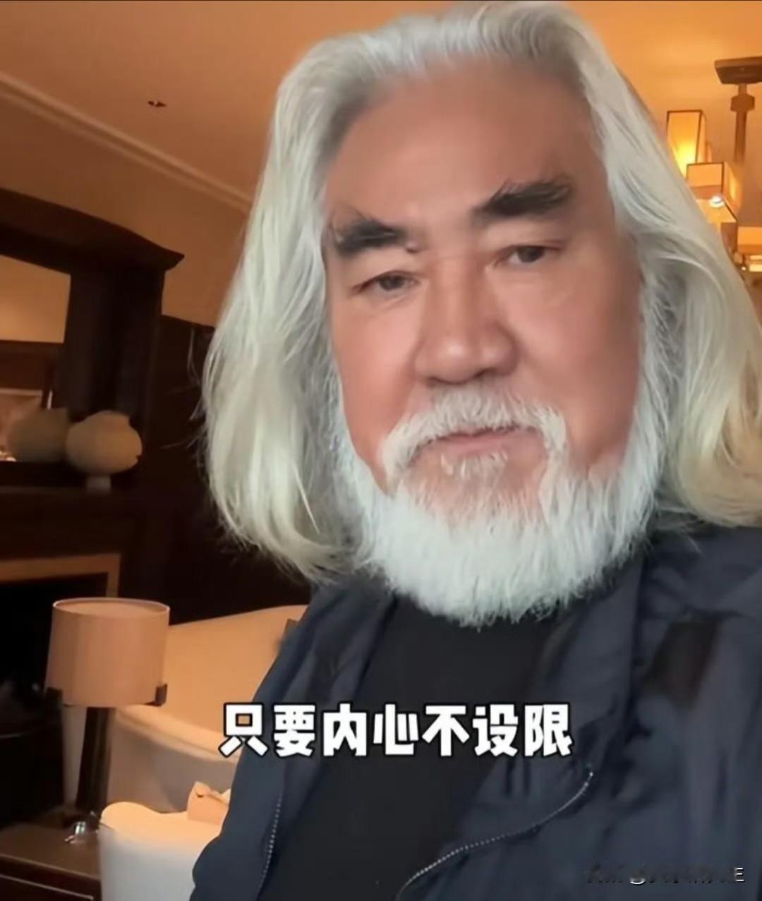 74岁的张纪中，
最近被孩子问到一个扎心的问题。

孩子看着他，满是好奇，爸爸你