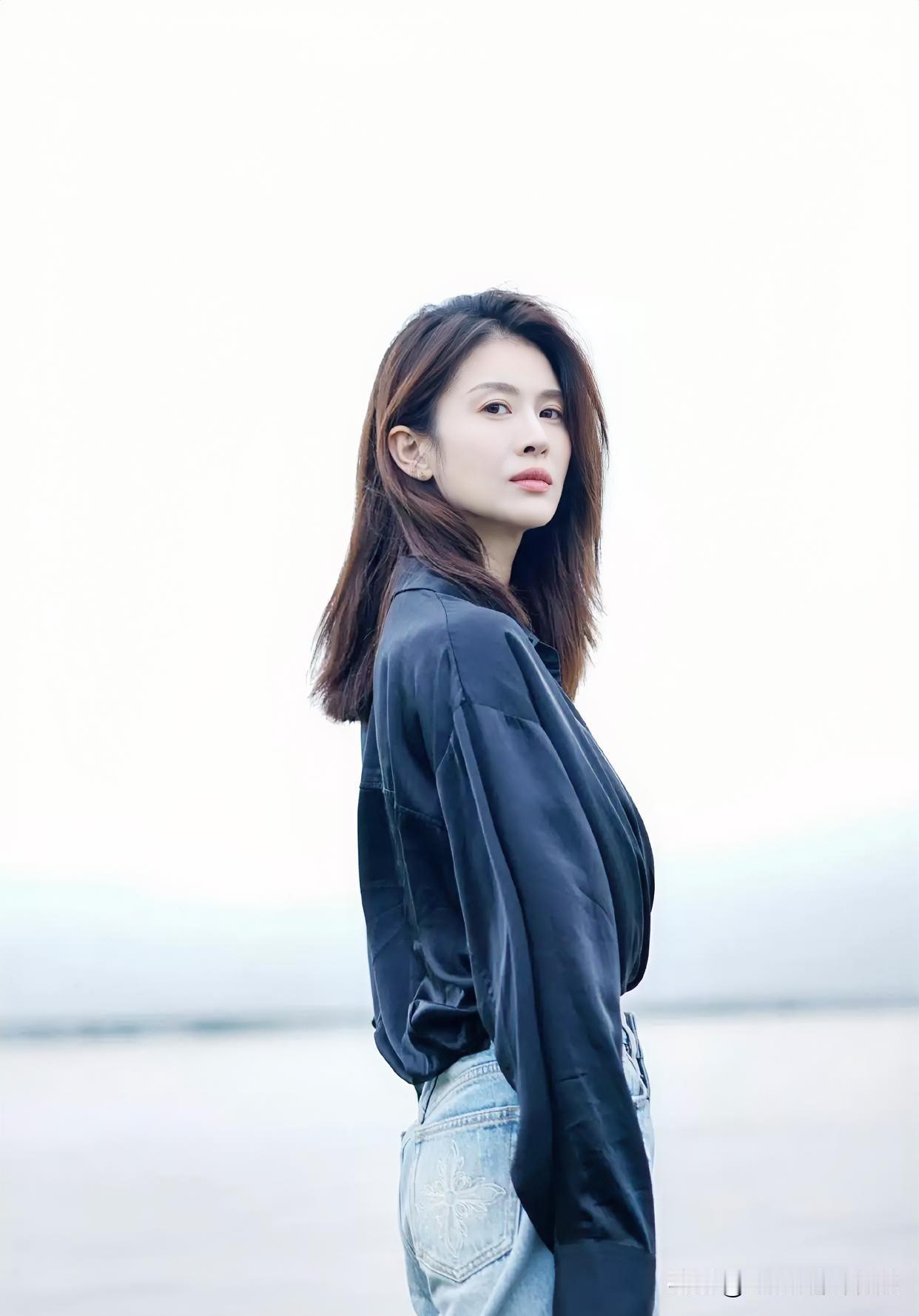发现美风抚长发，水映天光，静默成一首淡雅的诗。