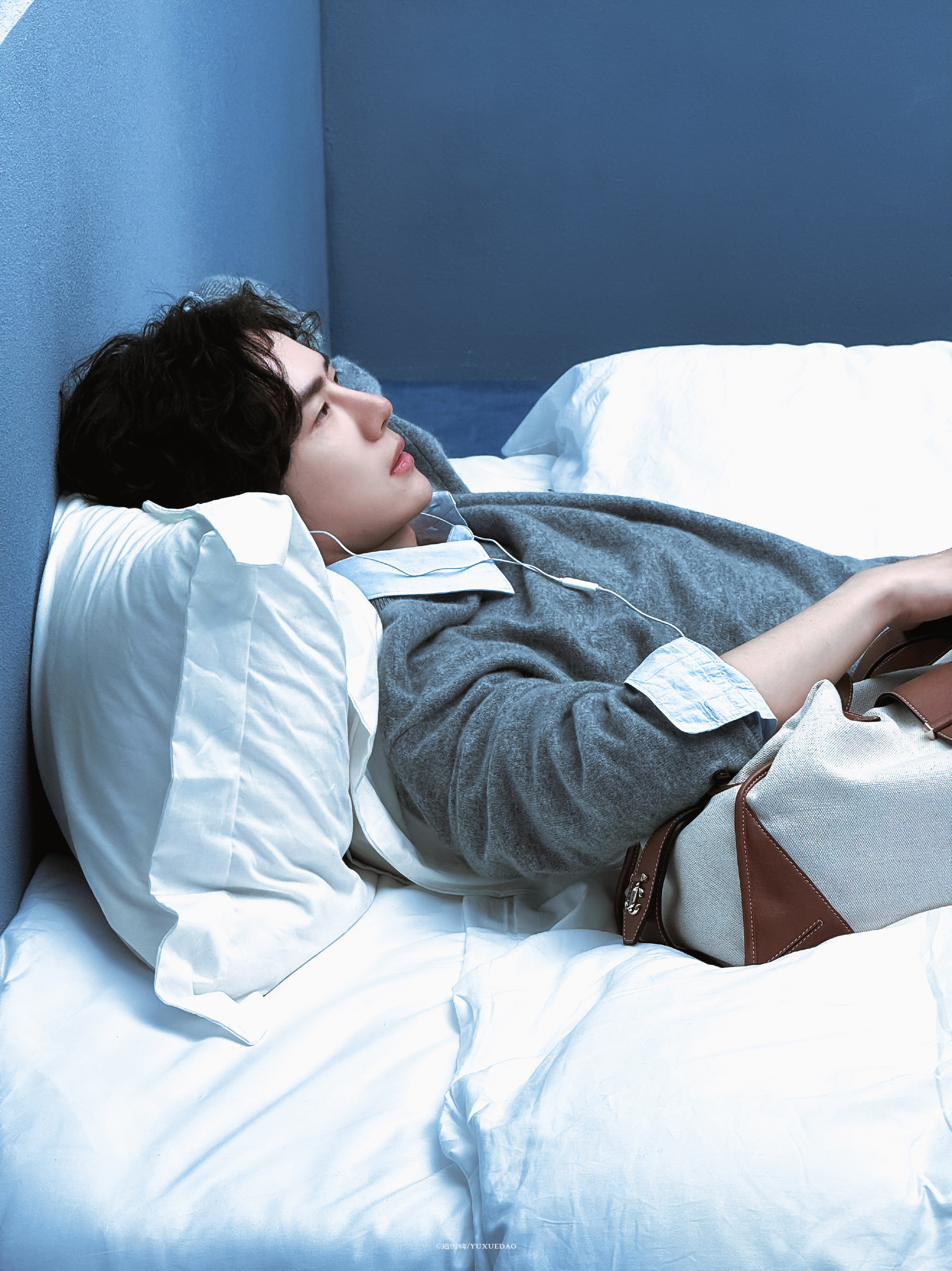 王一博是时髦精 广告拍的都有格调这不躺下你们还等什么呢cr:logo 