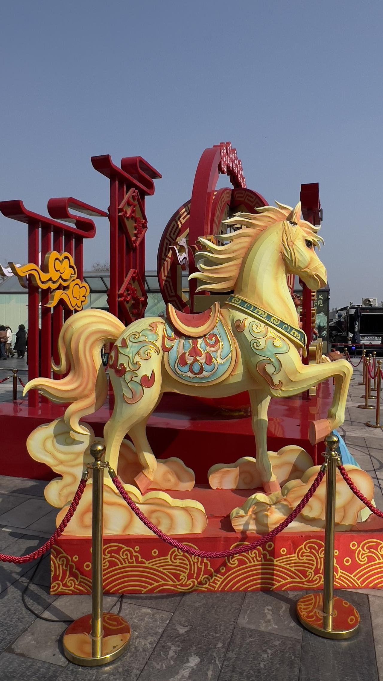 【原创】骏马奔腾，喜迎新春！惊艳的金色马雕塑，细节精致，色彩鲜艳，引人注目！（手