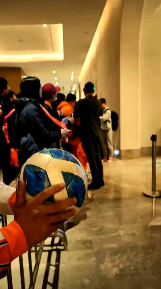 🔥泰山队这一脚踢出的不仅是比分，更是山东足球的硬气！4月15日晚，青岛德比战上