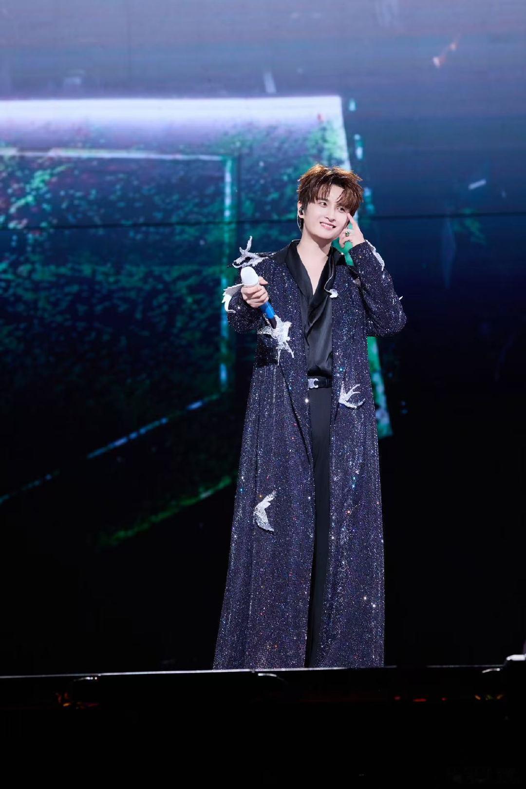 张远穿26斤衣服负重表演 张远昨晚的舞台简直是把星辰大海穿在了身上，那件镶满40