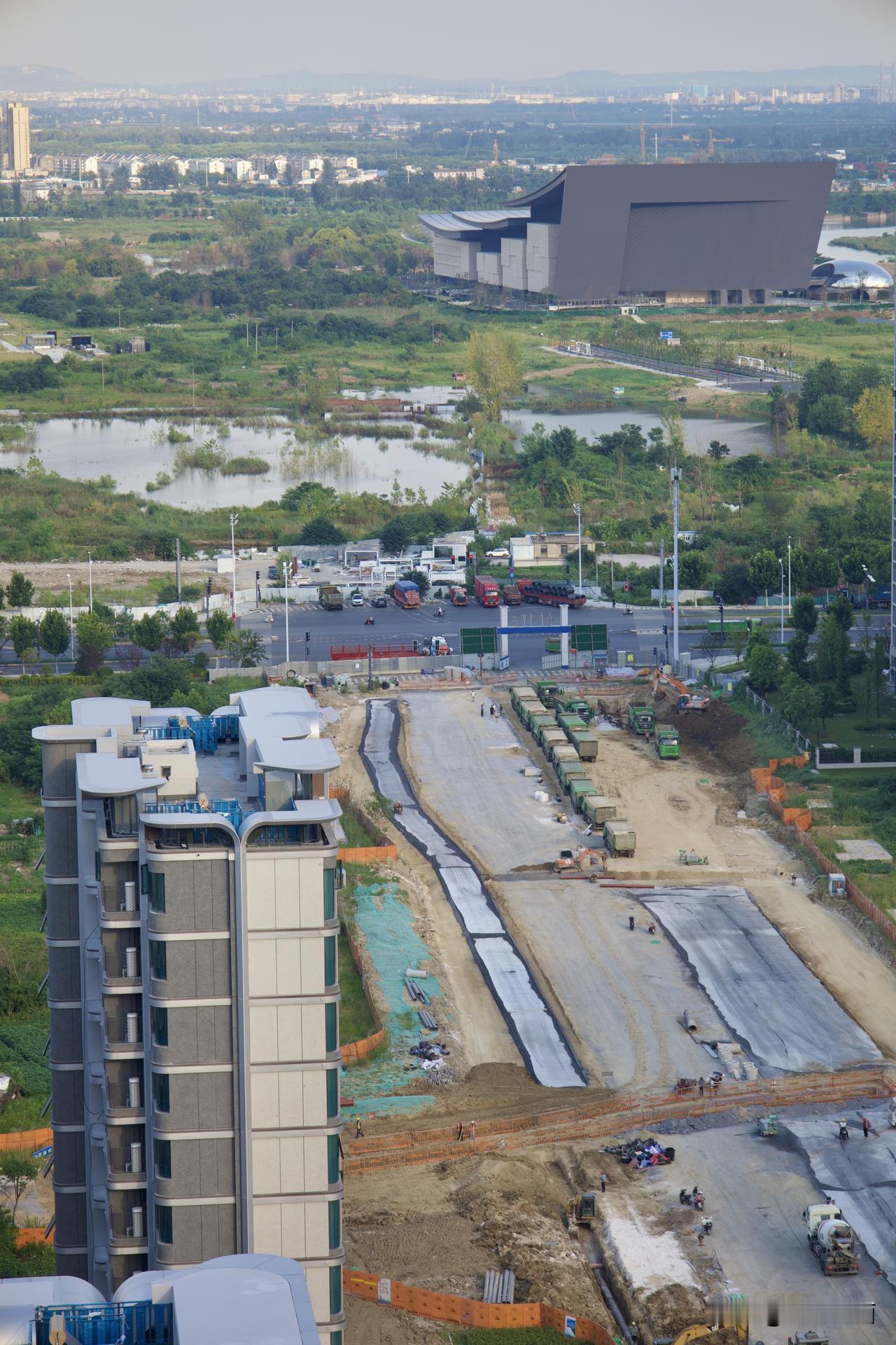 东新又一主干道路——泾县路，目前正在加班加点，争取国庆通车献礼！
