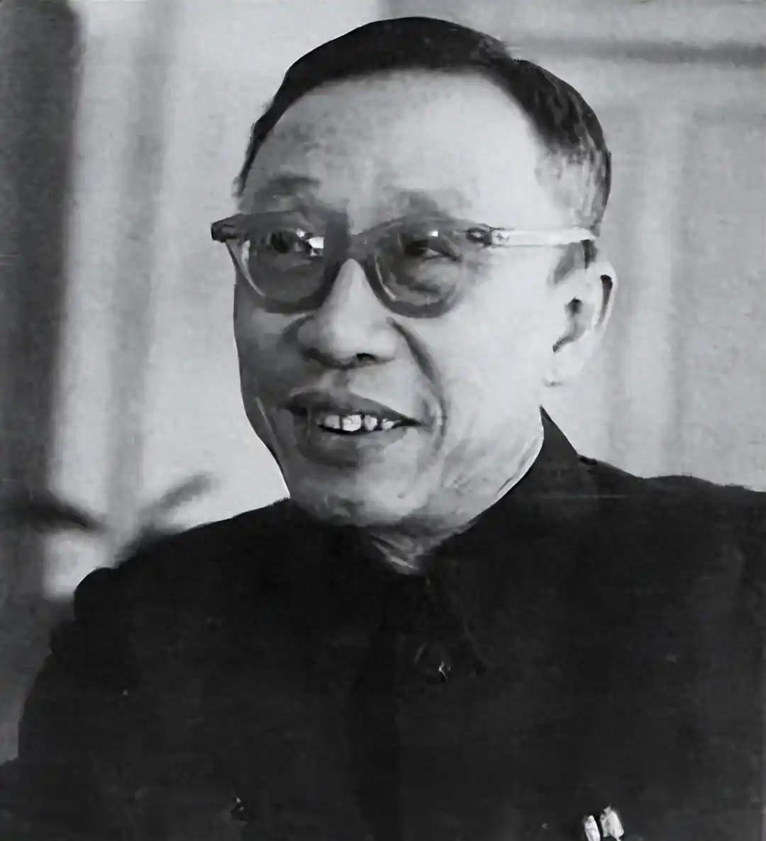 1950年溥仪得知抗美援朝战争爆发，立即撕开棉衣拿出一物捐给国家，这是什么东西呢