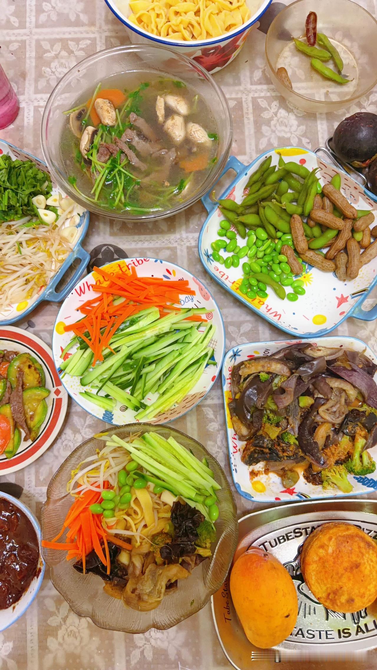 劲道的鸡蛋手擀面，炸酱面（五花肉的），黄瓜胡萝卜，花生毛豆，茄子西兰花，豆芽，香