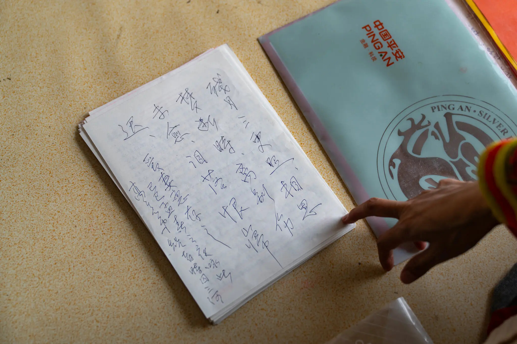 曾创作以极端黑暗手法丑化教员，在美国大获其名其利的雕塑家高兟，2024年从纽约回