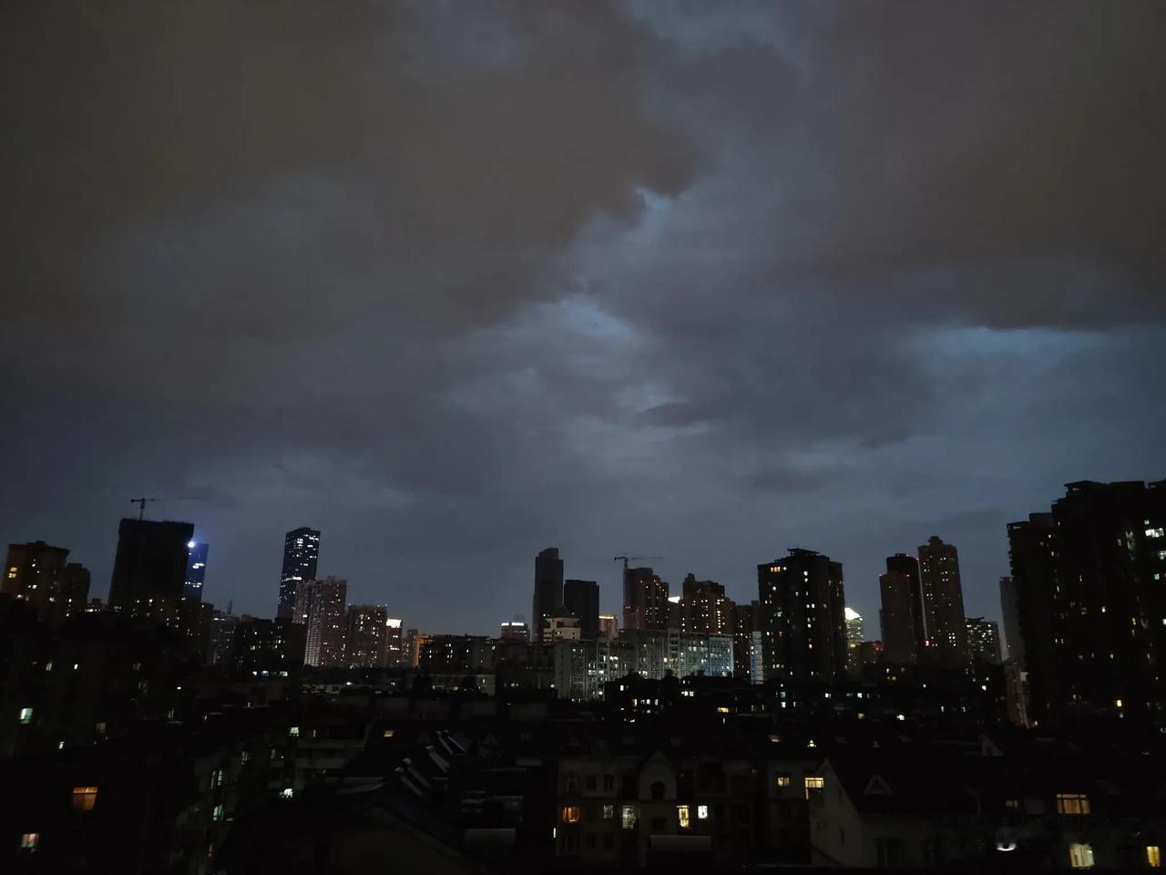 能在空中飘浮的事，我没跟任何人讲，只是独自享受这种奇妙的感觉和过程。隔壁伊哥在公