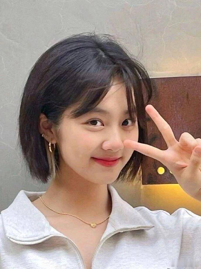 多多除了眼睛其他的更像妈妈吧？多多身上那种忧郁又文艺的气质真的很独特，眼神的那种
