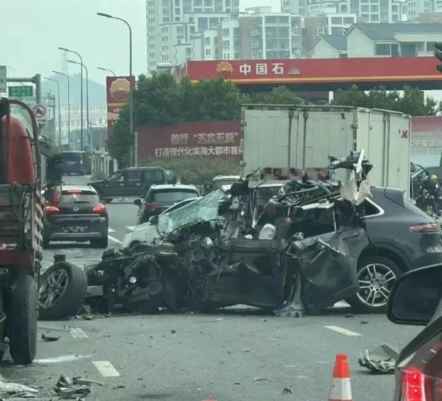 宁波一保时捷追尾等候红灯车辆，保时捷车主抢救无效，被撞车辆上一乘客受轻微伤。【来