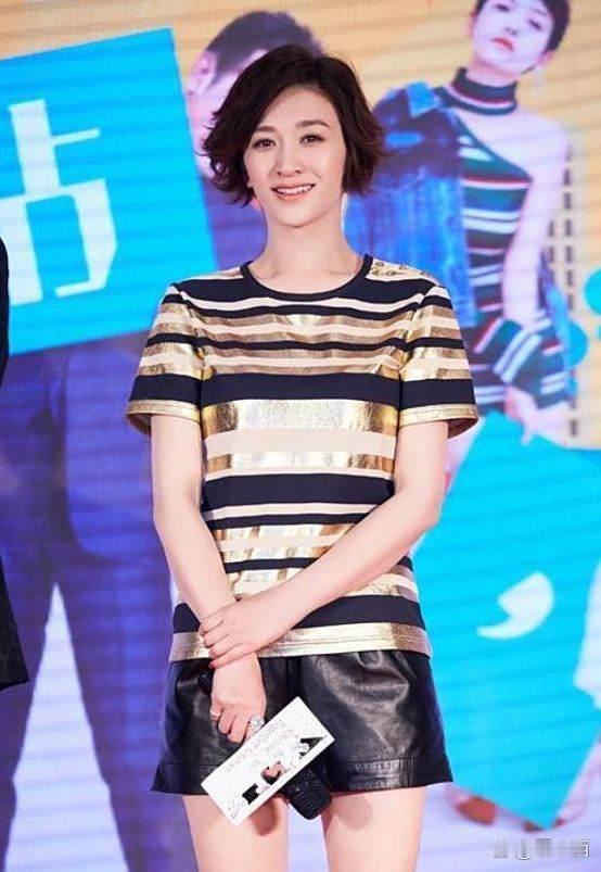 李小冉微卷短发太绝！条纹衫配短裤时髦回春～ ​​​