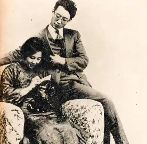 1924年，瞿秋白爱上了一个有夫之妇，名叫杨之华，他找到杨之华的爱人，向他表白自