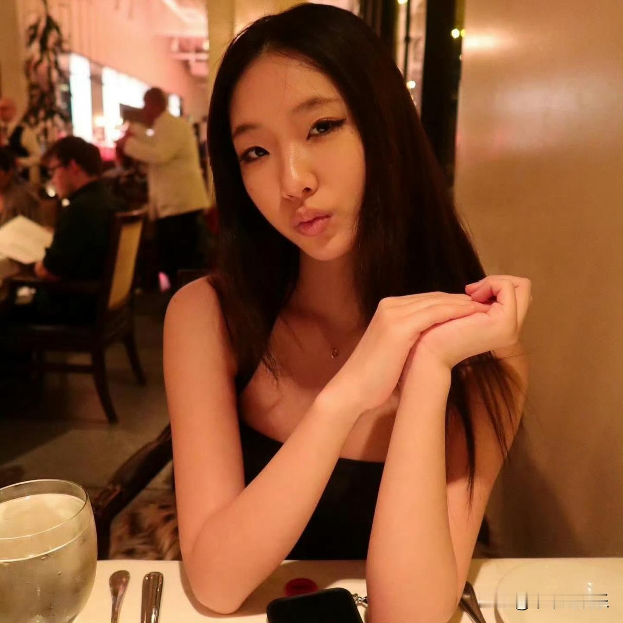 谁能想到，当年那个在镜头前古灵精怪的小女孩许曦文，如今已步入20岁的青春年华。继