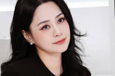 twins时隔近四年再次合体好六一黑一白的阿娇阿 sa，素颜状态绝了！合体好六，