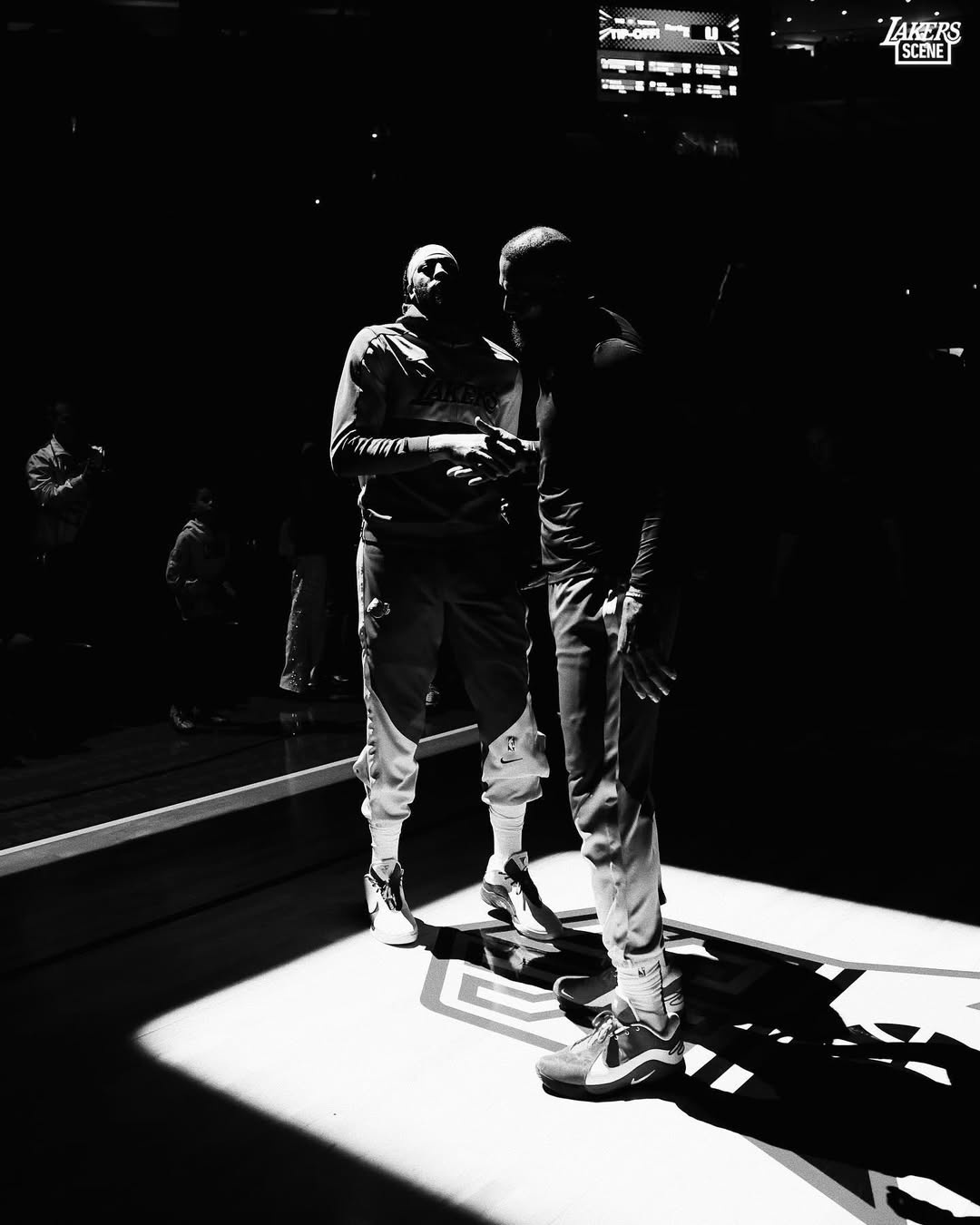 浓眉过去5场虽然命中率不到50%，但场均24.8分14.4篮板2.6助攻1.4抢