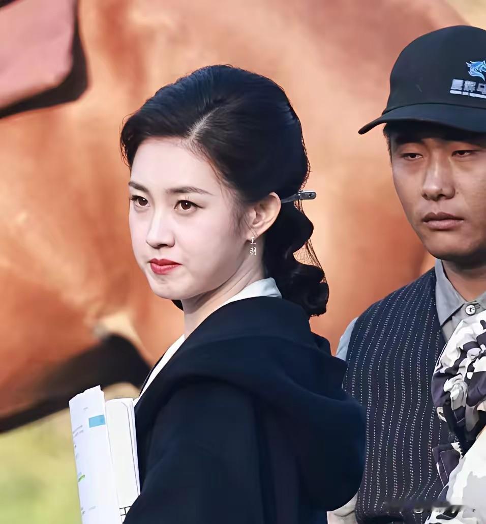 都别猜了，
郭宇欣这“班味”，
我真的一秒共情了！

谁能想到刷个明星路透，居然