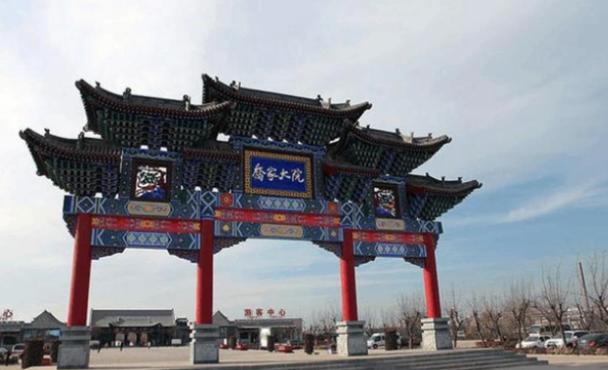 1938年，日本鬼子将贪婪的目光对准了传说富可敌国的乔家大院，然而当日军兴冲冲的