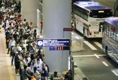 中日航班十二条线停航，一些不听劝的旅日游客被滞留在日本机场，有些游客悔不当初不听