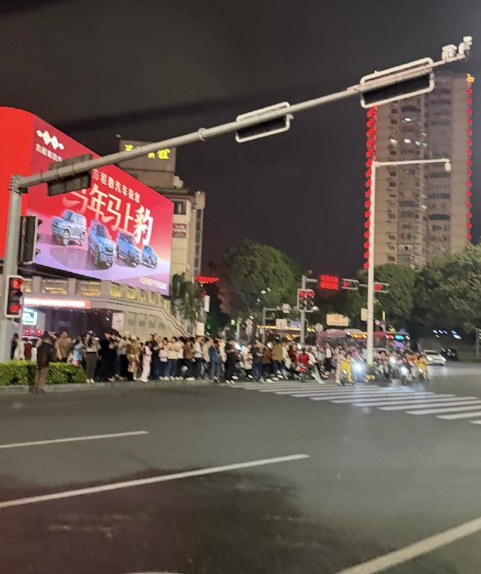 第一次见南宁除夕这么多人

以前南宁年三十街上都没什么人了，春节期间空荡荡的都不