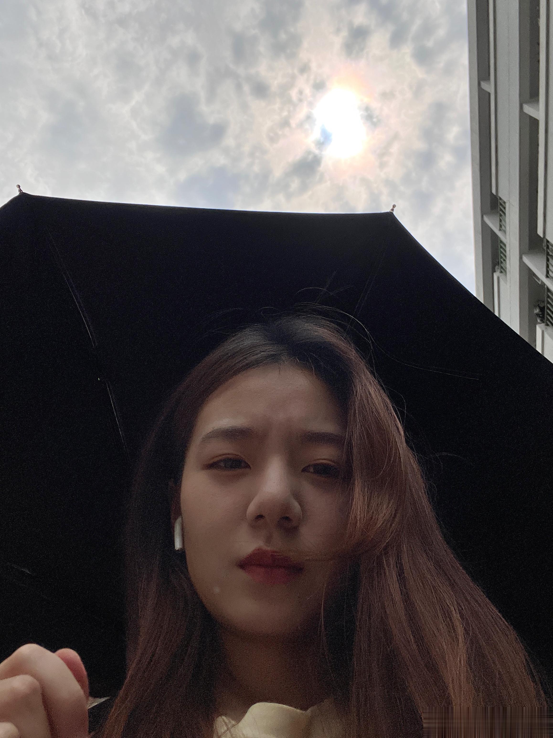 中午还在为大太阳发愁 下午就下暴雨 顶着大暴雨回宿舍 刚到宿舍就出太阳 我真的没