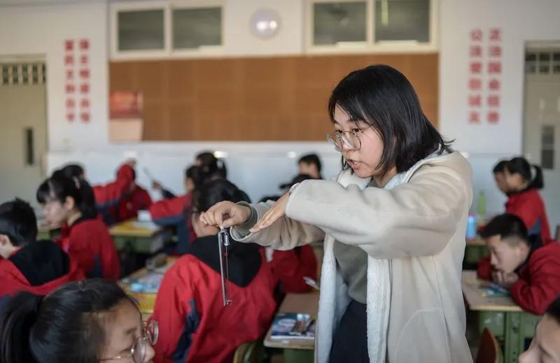 我校一名女班主任说，她现在处在抑郁的边缘。
上上周，因为她班学生和另外一个班级的