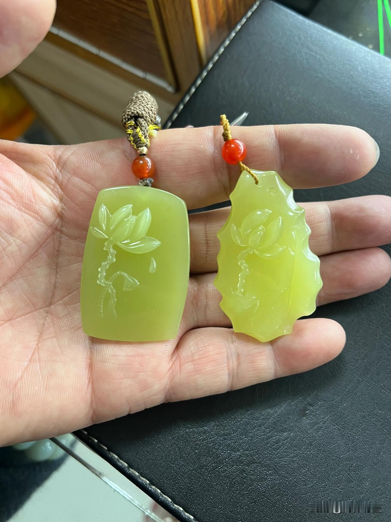 这块新疆若羌料和田玉挂件有以下优点：

质地细腻，结构紧密，油性佳，触手滑润，光