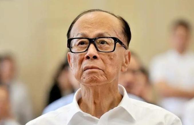 1700亿！李嘉诚嗅到危机，紧急套现撤离，心中没祖国的商人只能当待宰肥羊！
 