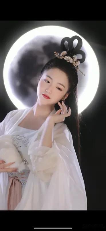 请您对下联玉骨冰心惹人怜
“玉骨冰心”常用来形容女子品行高洁、容貌清丽，与“花容