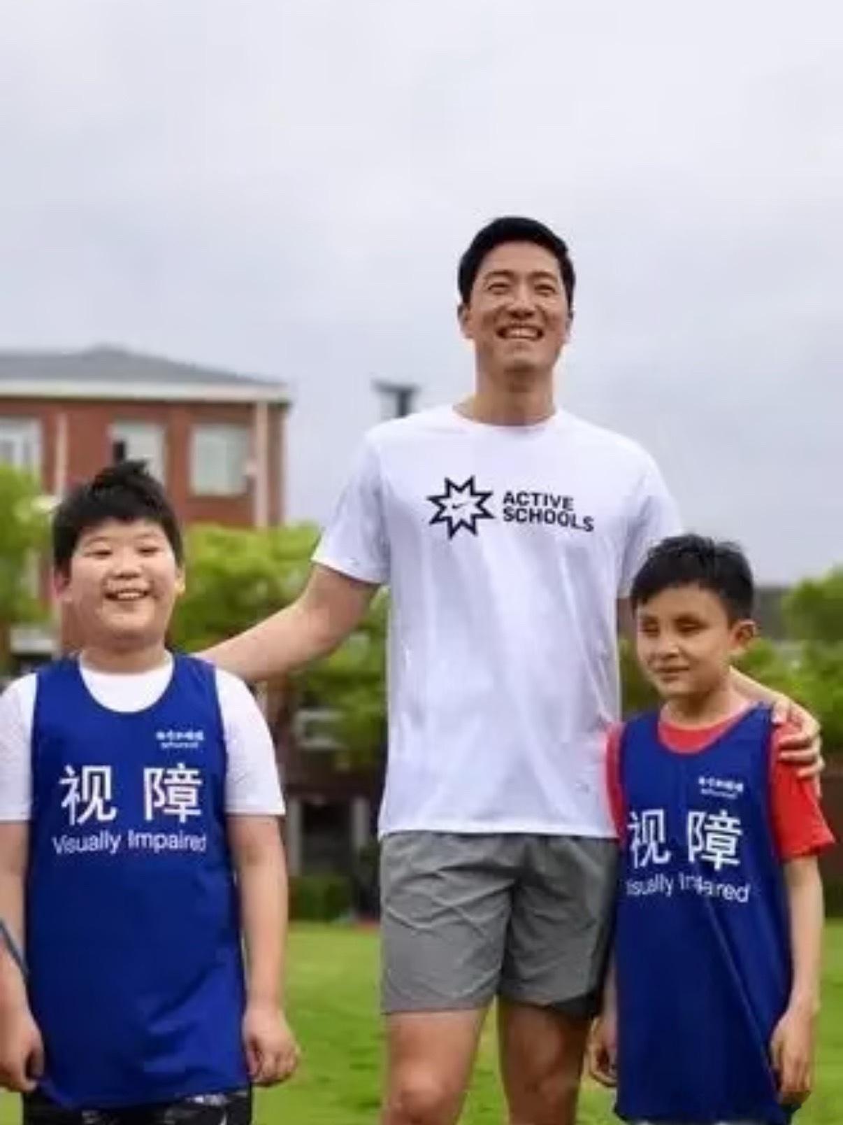 刘翔回应移民美国 2026年1月16日，刘翔发居家短视频幽默辟谣移民传言，自称“