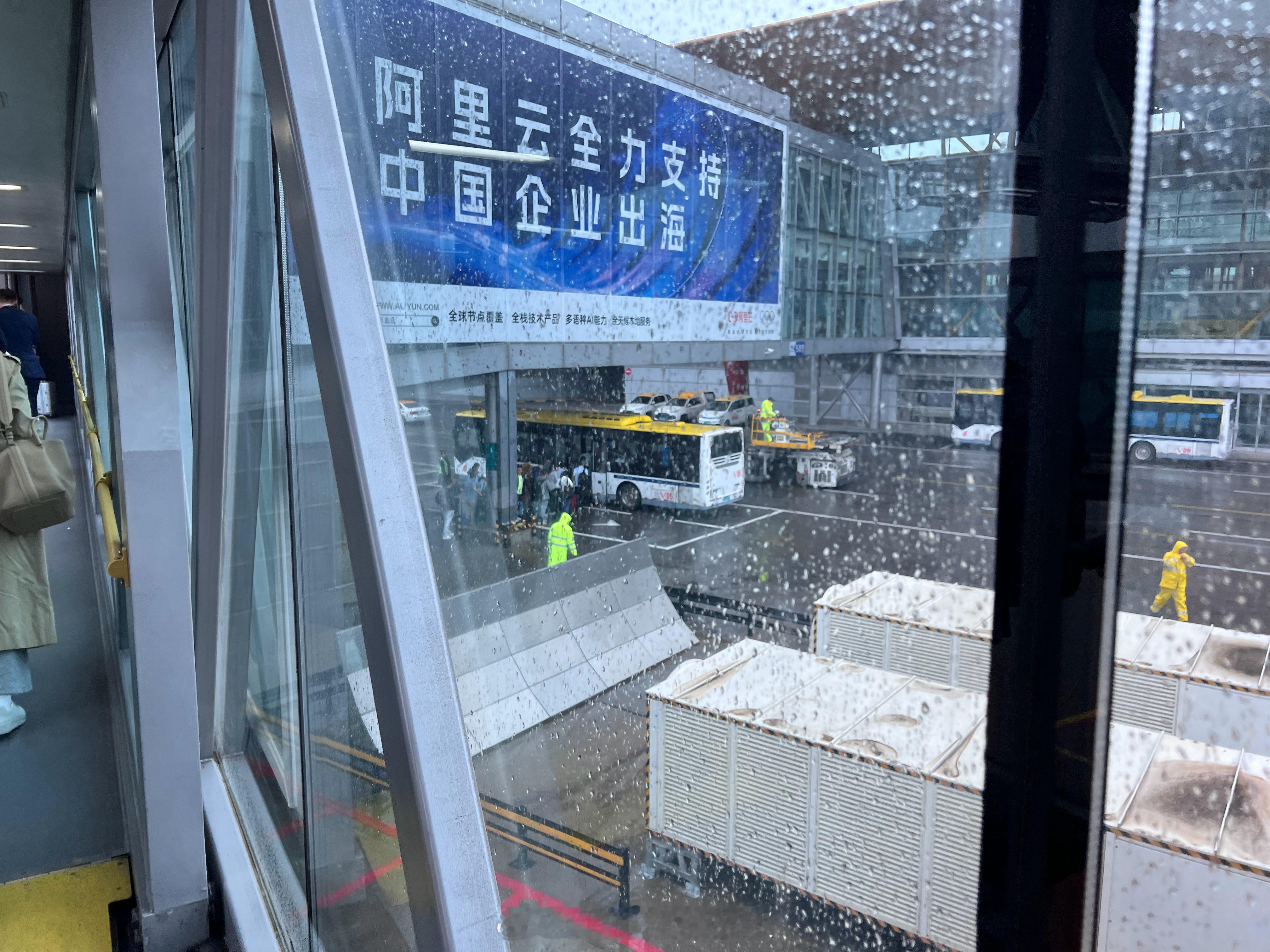 有一次输给了国航，这下着雨，飞机停在了国际航班的口。咋办？下飞机，在外面坐摆渡车