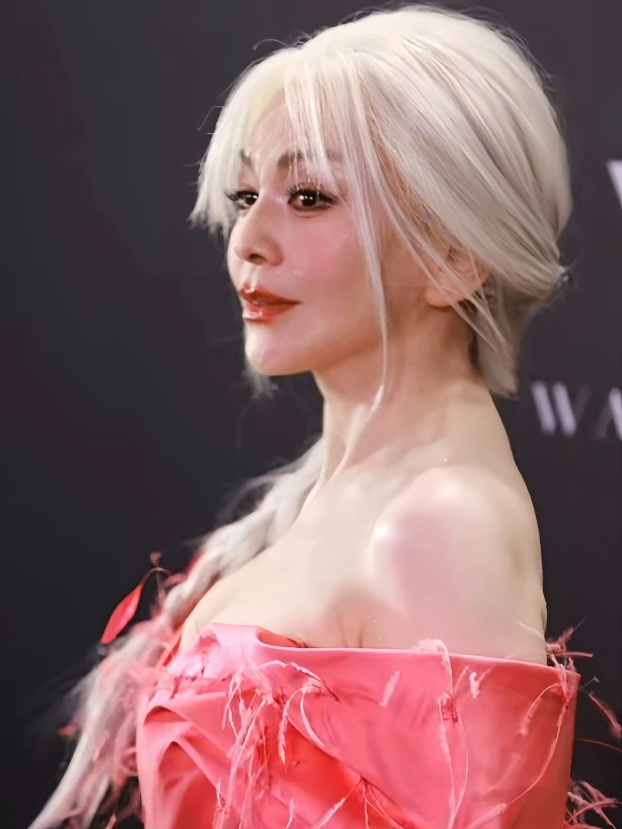 55岁雪姨走秀状态雪姨银发完全看不出55岁！雪姨银发造型又酷又飒，走秀身姿挺拔气