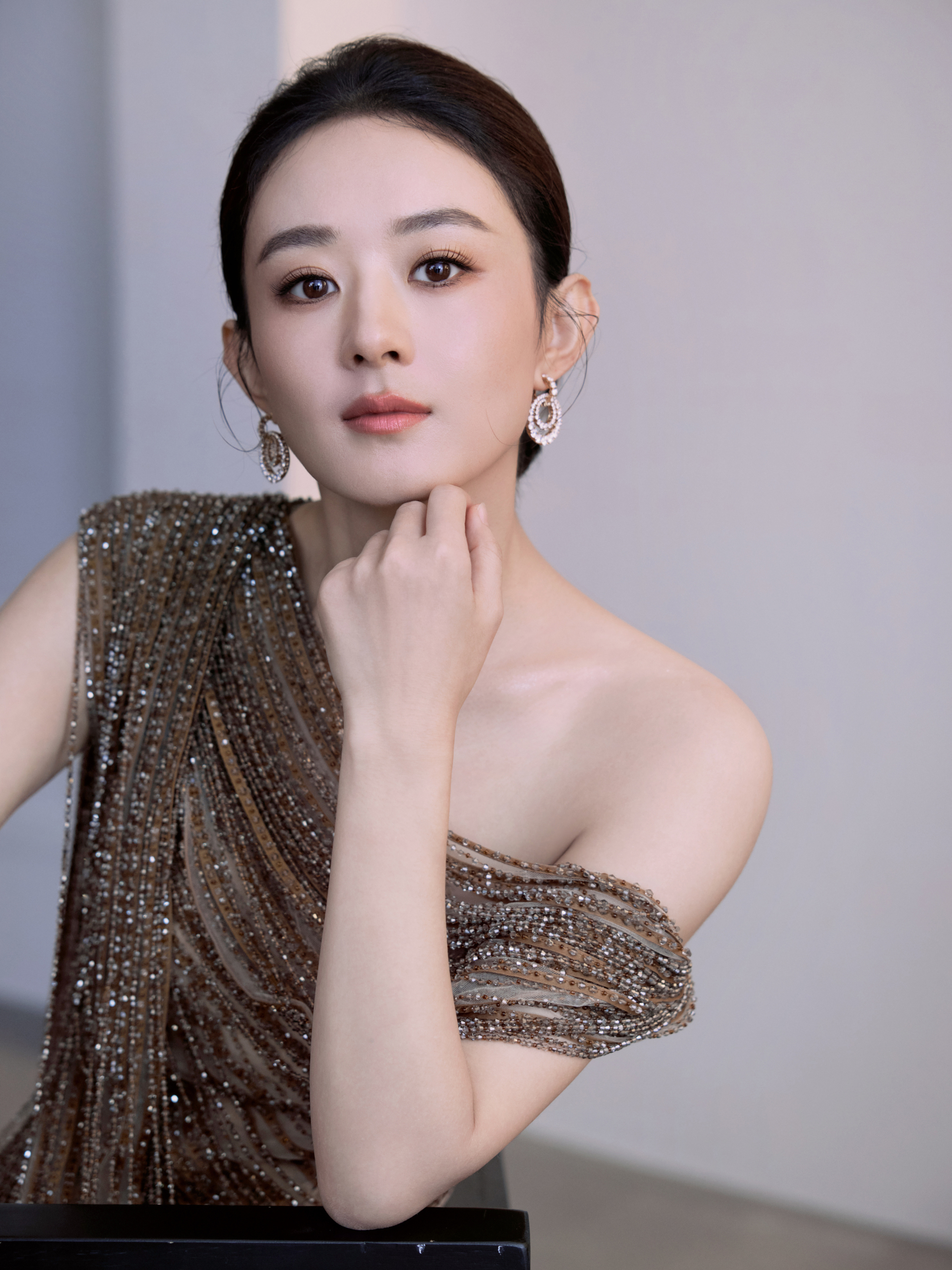赵丽颖   鎏金流苏似碎光倾泻，裙裾拖曳如星河流淌，在简约空间里，把优雅裁成凌厉
