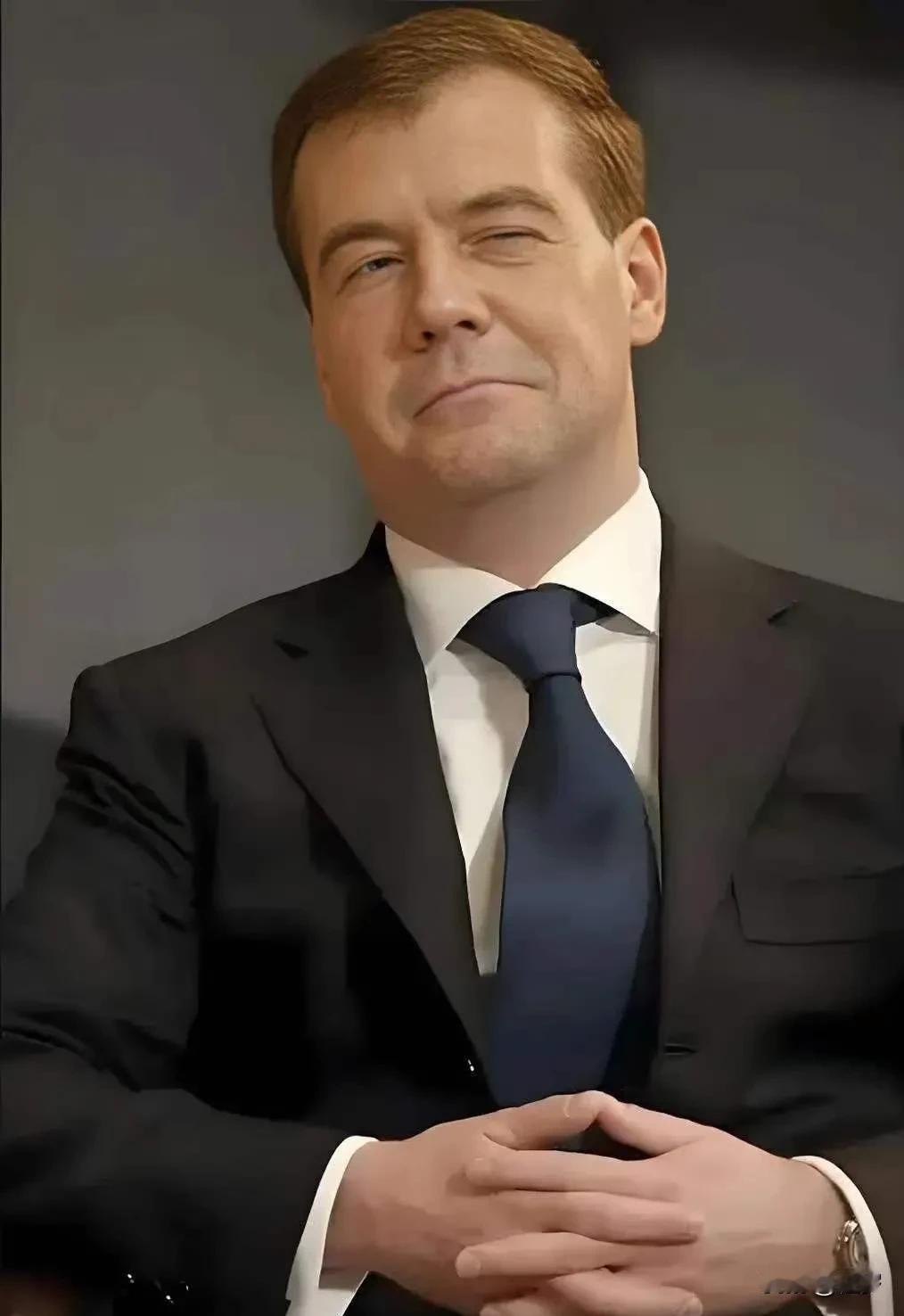 突发消息:2月2日，俄罗斯重量级人物梅德韦杰夫突然捅破窗户纸，公开承认俄美正在秘