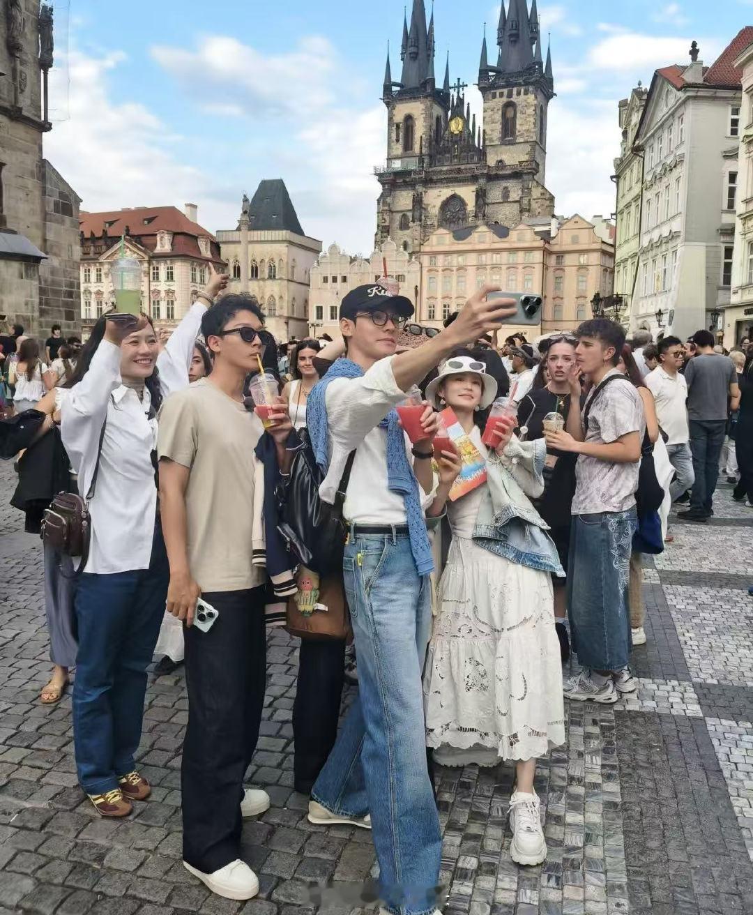 花少这个路透 花少这路透必须封神！龚俊李沁的侧脸杀我，清晰下颌线+超高颜值，风吹