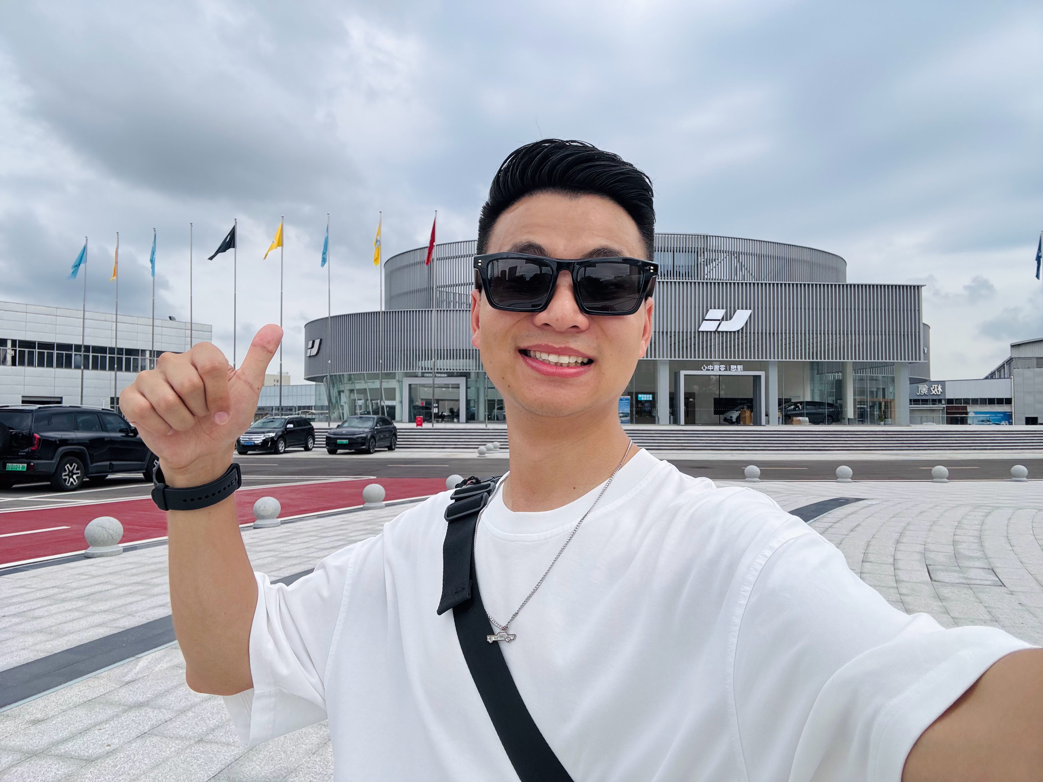 我勒个好家伙，理想汽车这店选的～直接在整个汽车城的最门头的位置。 ​​​