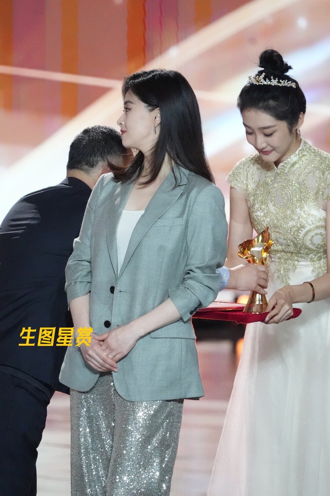 蒋欣电视剧年度盛典内场，灰色亮片套装干练飒美[彩虹屁][相爱] ​​​