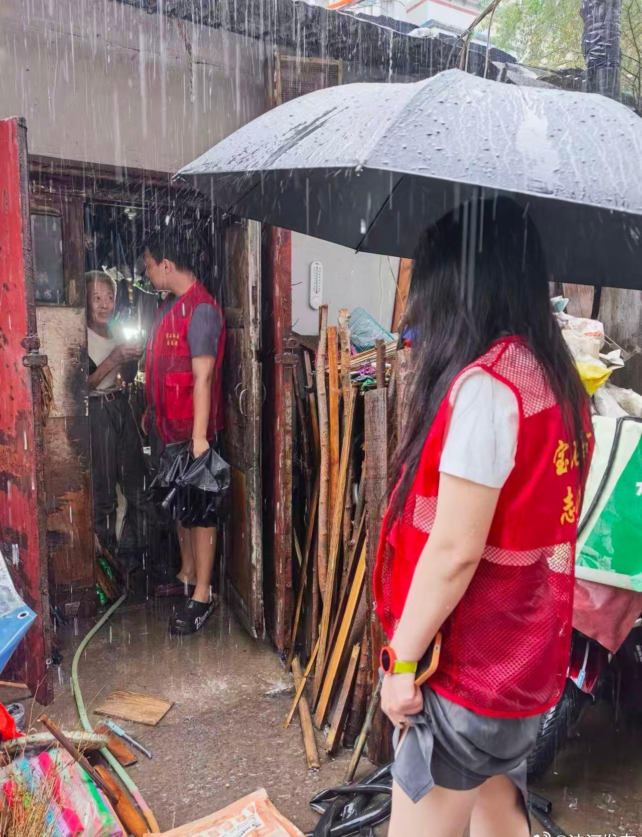 暴雨里，朱剪炉街道红马甲志愿者蹚水入户走访独居老人、巡查危房隐患，用彻夜巡查与贴