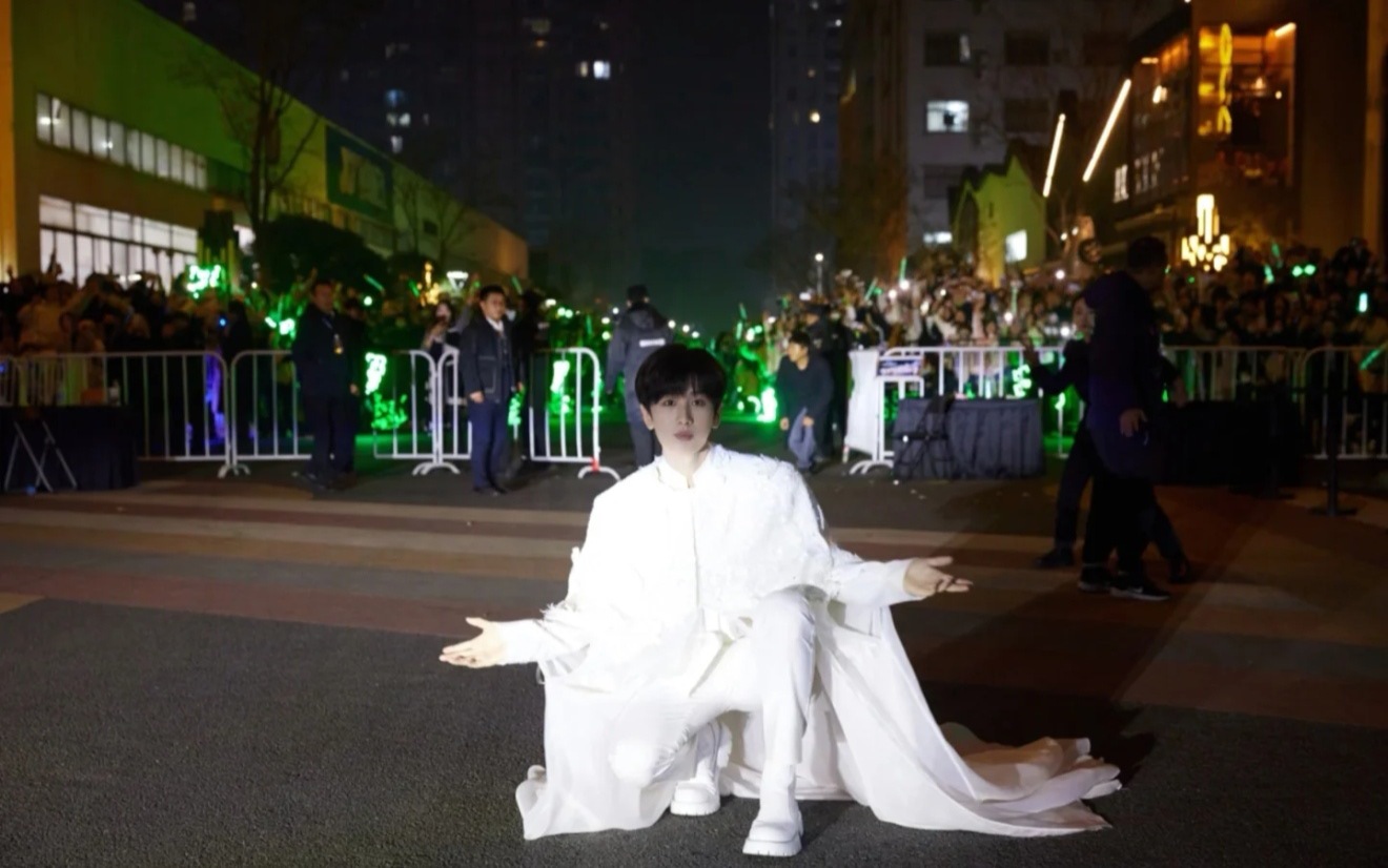 成毅会穿着高定单膝跪在粉丝面前合影，这一刻所有的言情偶像剧都弱爆了。 