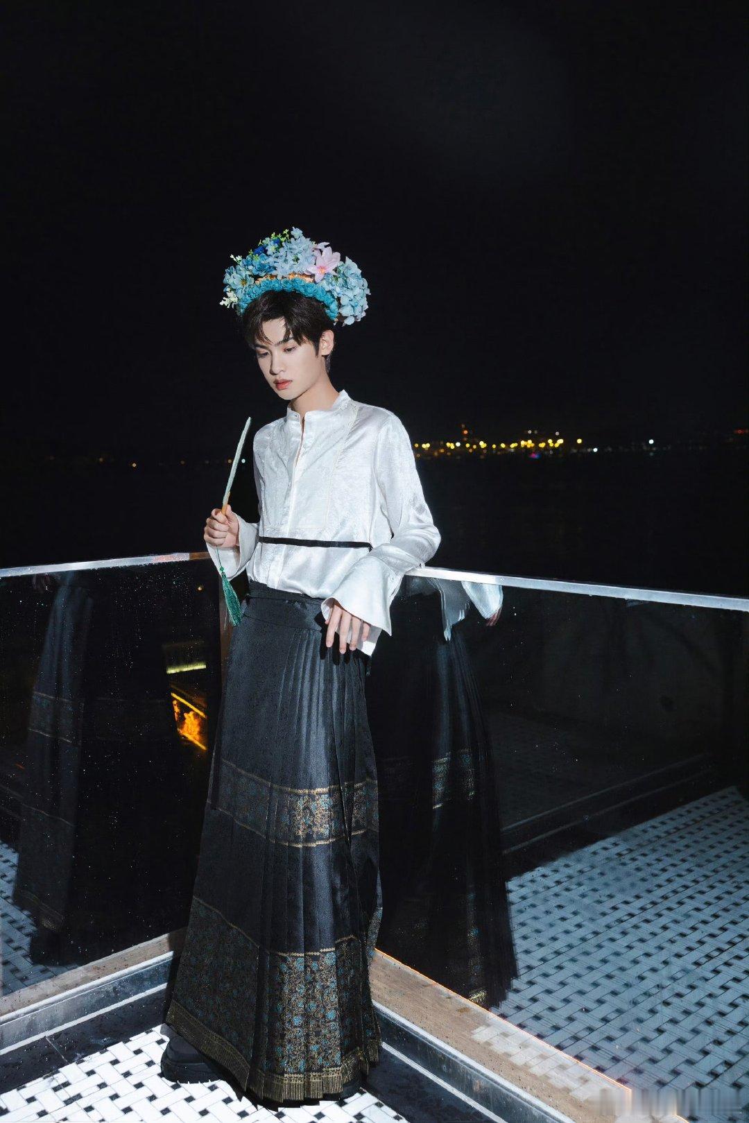 #黄明昊终于簪花了#黄明昊的簪花造型真的让人眼前一亮了，这才是最有效的宣传呀，传