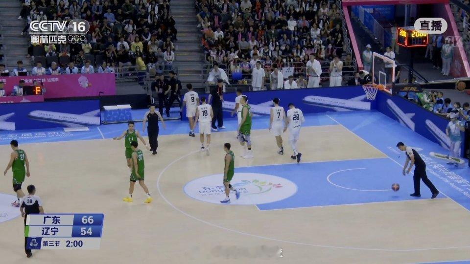 三节打完，广东队66-54领先辽宁队，重新确立两位数的优势进入末节的最终对决，加