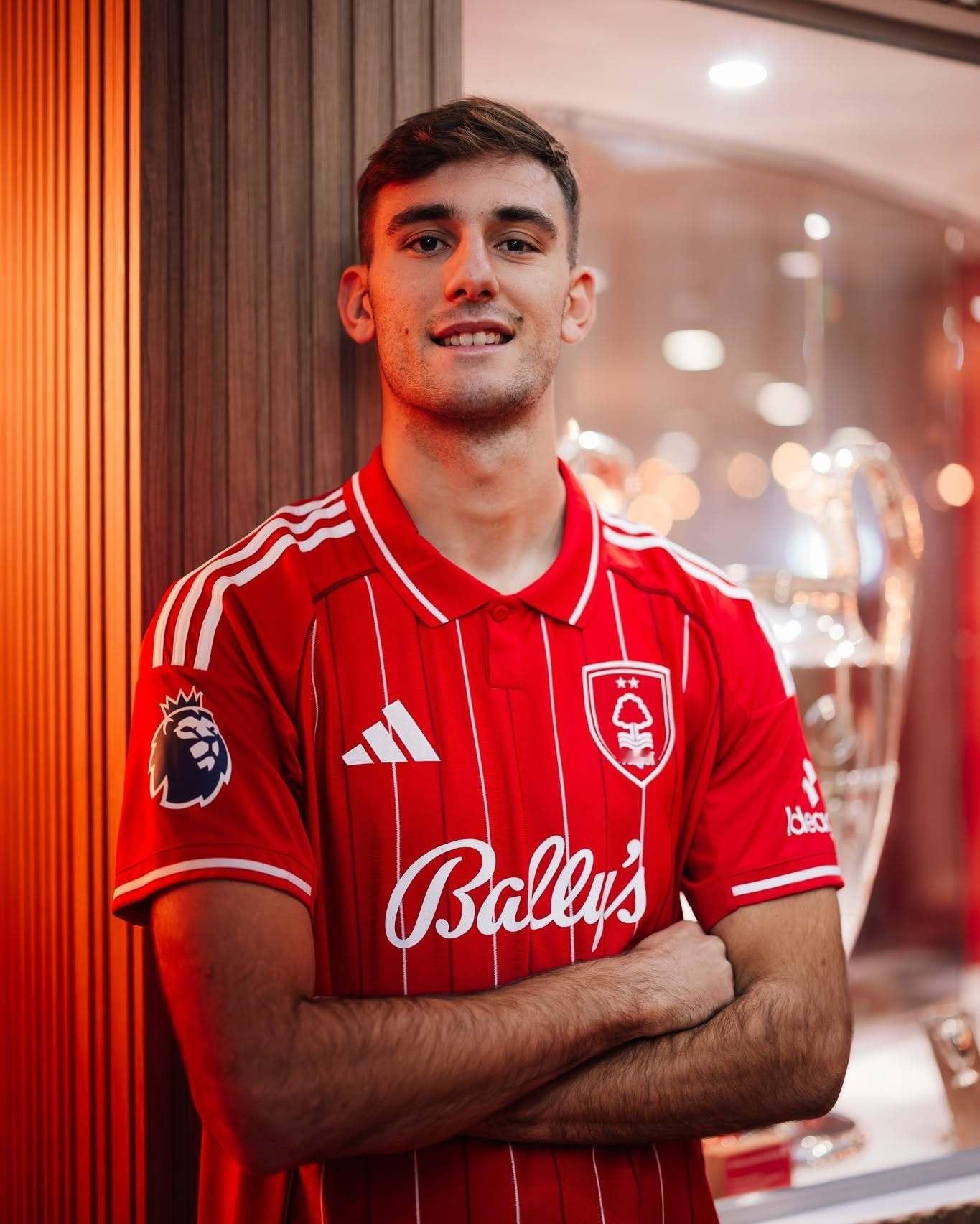 【官宣】 英超 诺丁汉森林俱乐部官方宣布：洛伦佐·卢卡🇮🇹以租借+选择买断的