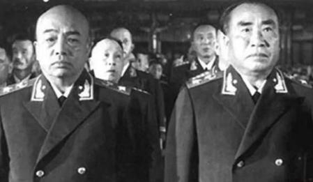 55年大授衔后，远在大洋彼岸的李奇微看到报纸上十大元帅的名单后，命人送到麦克阿瑟