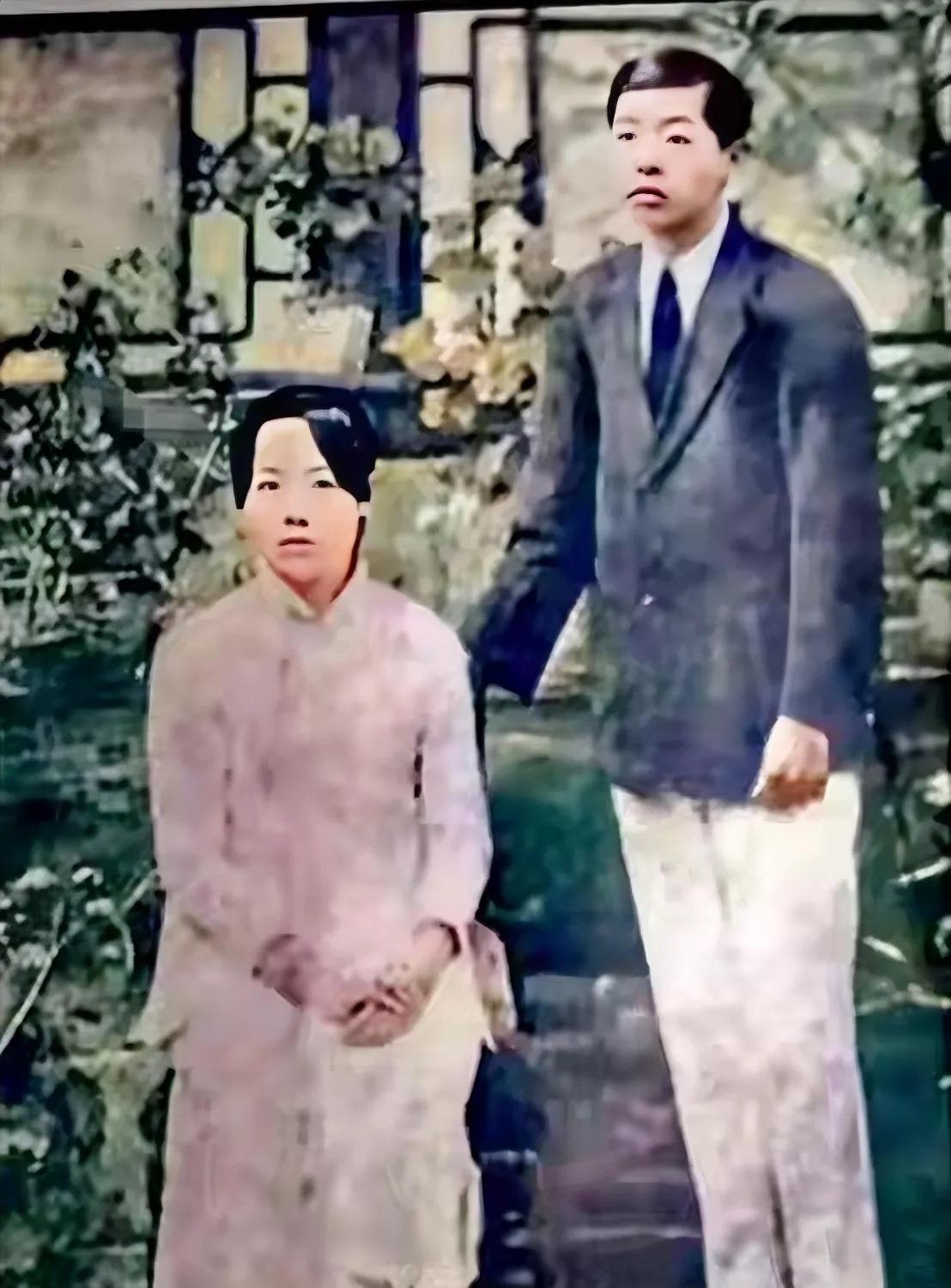 1916年，18岁的于凤至与15岁的张学良新婚时的一张留影，当时的张学良明显还没