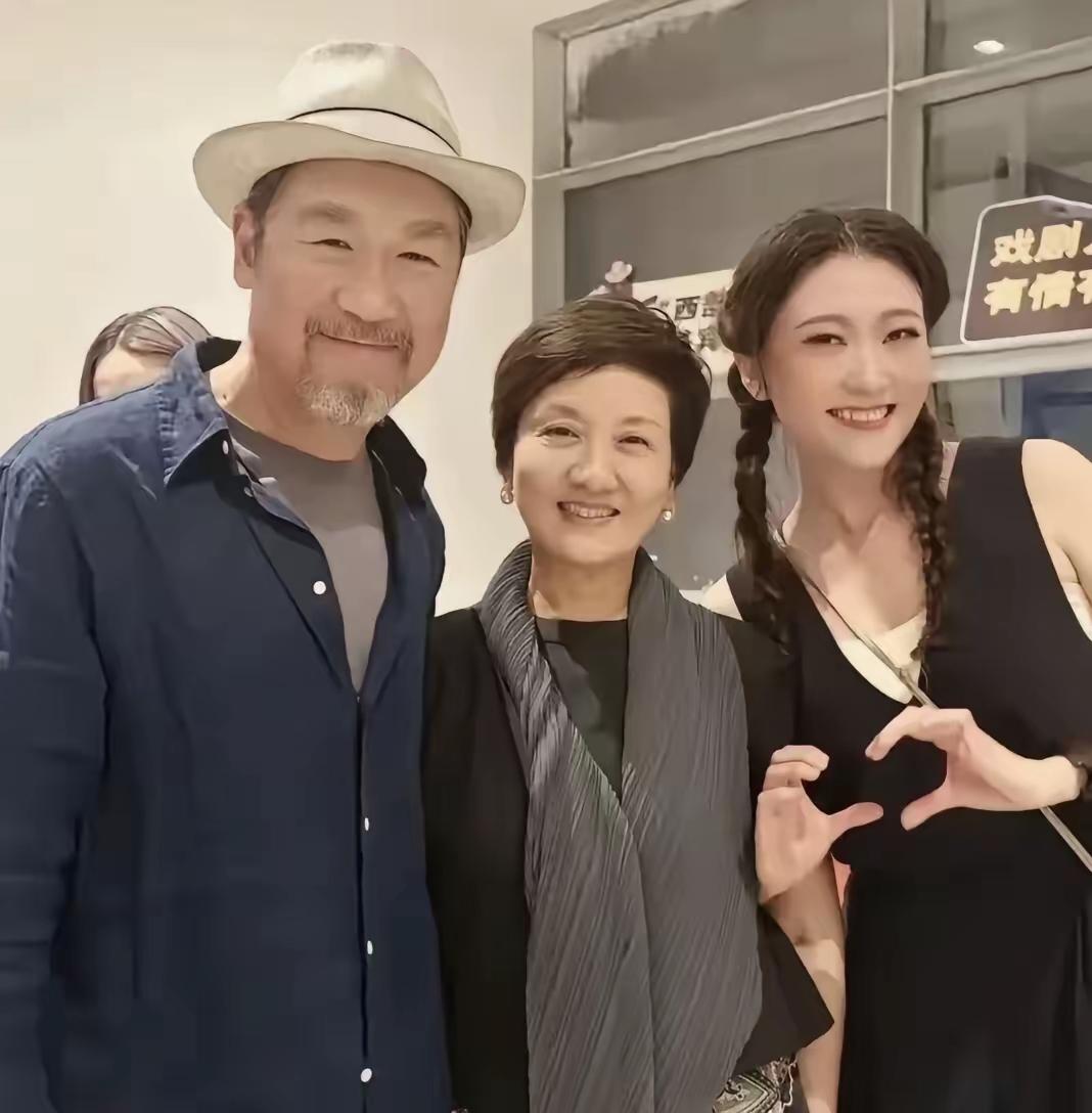 张国立邓婕身边的小美女是谁笑的好甜，和邓婕很亲密，有人知道小美女是谁吗？