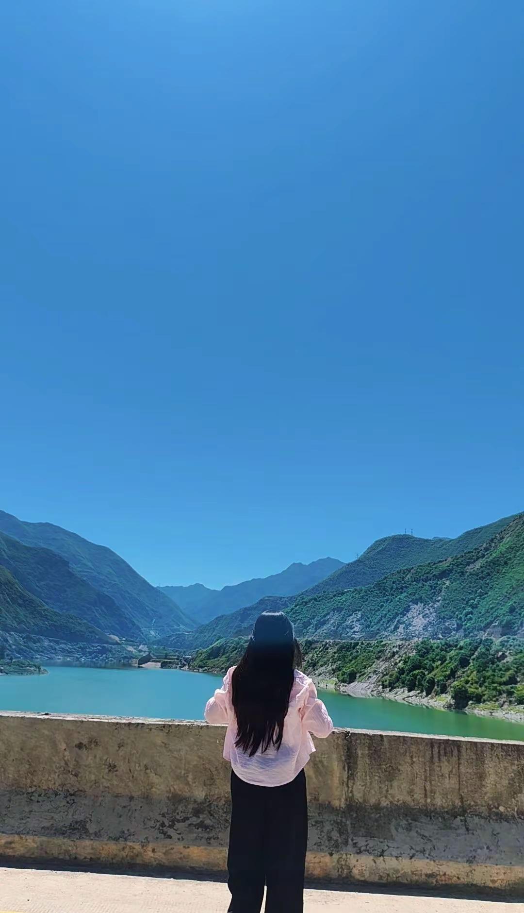 曾几何时 他们说女娃生在了大山 注定前路黯淡 嫁人生子 洗衣做饭 可我并不觉得女