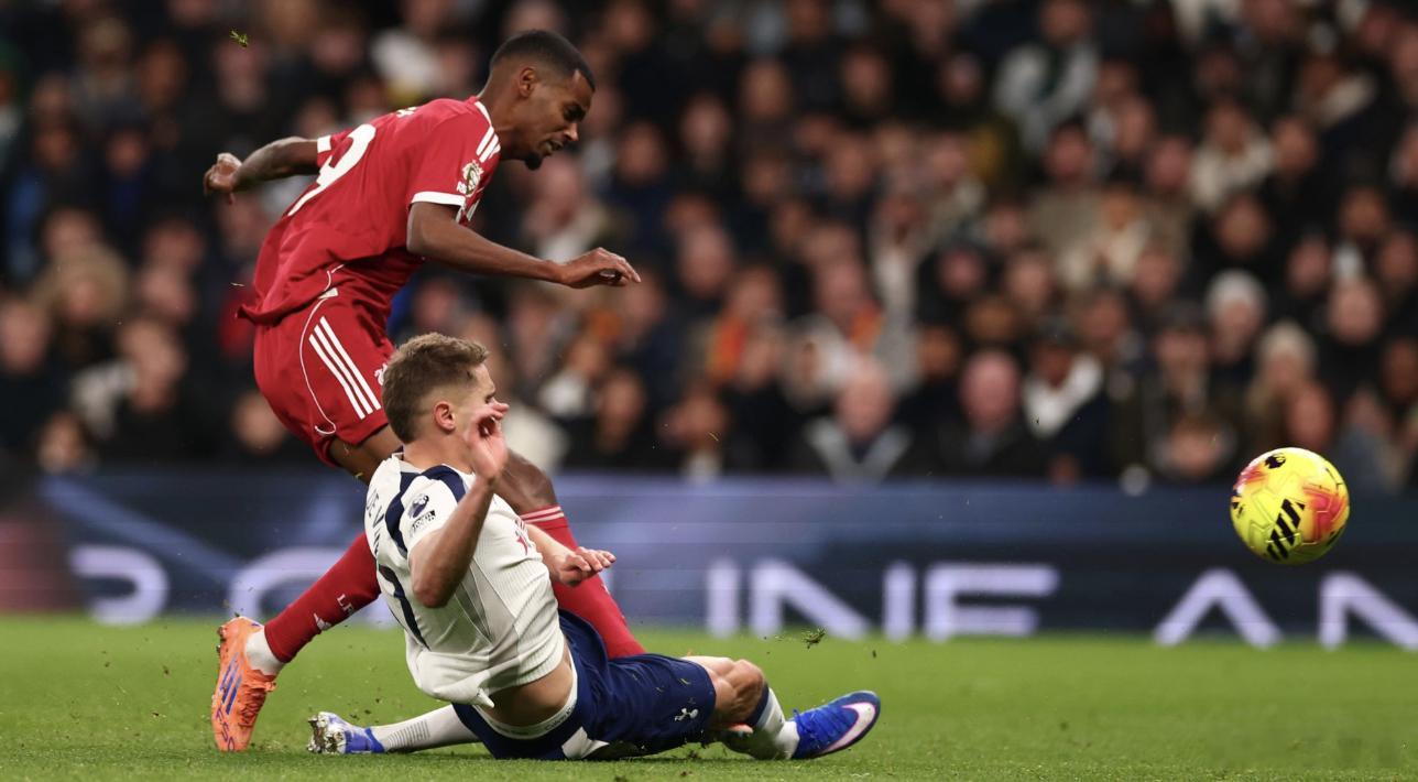 伊萨克骨折 球射出去、剪刀腿到，直接剪折了腓骨，这球不在VAR回看范畴吗，回看了