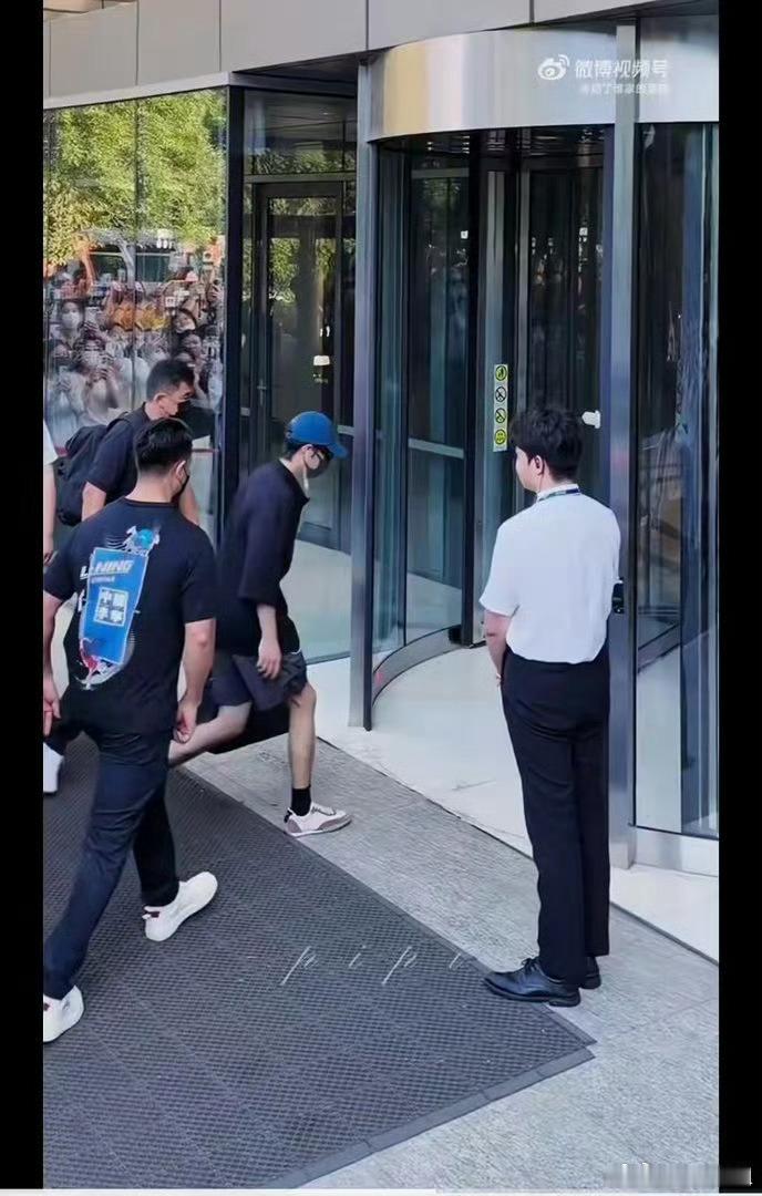 肖战怎么瘦了这么多路透里肖战身形单薄、轮廓愈发锋利，不少网友感慨瘦得明显。其实是