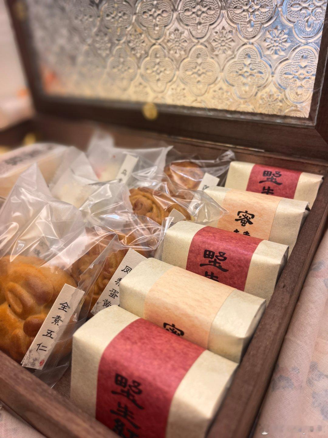 感谢瑶瑶送来的中秋问候，每一年都搭配的好有新意💚 ​​​